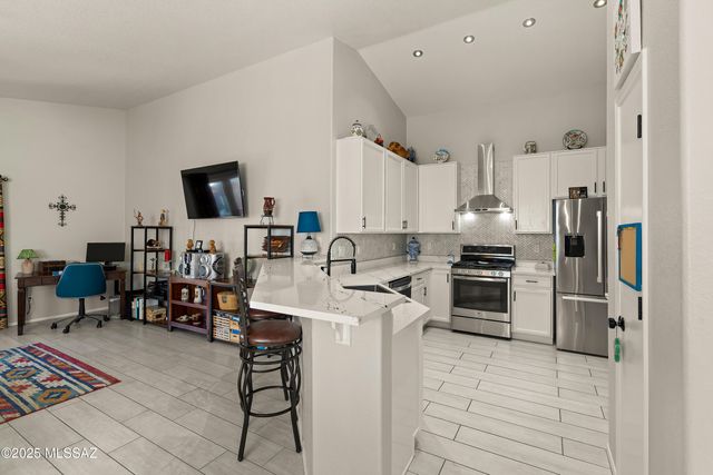 3264 S Thunder Chorus Road, Tucson, AZ 85713