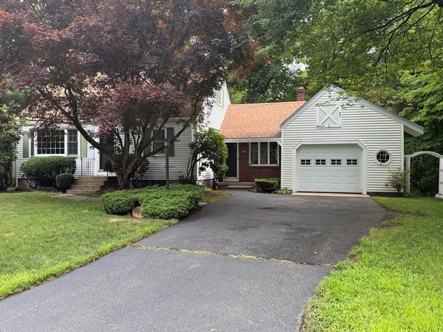 7 Wayne Dr, Foxboro, MA 02035