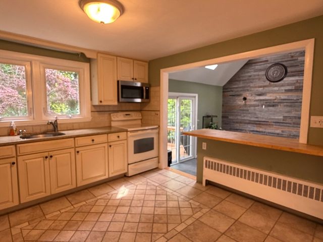 7 Wayne Dr, Foxboro, MA 02035