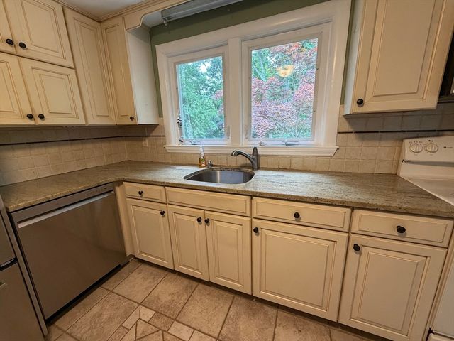 7 Wayne Dr, Foxboro, MA 02035