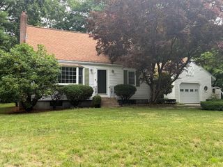 7 Wayne Dr, Foxboro, MA 02035