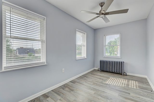 6 S Monterey Avenue B, Villa Park, IL 60181