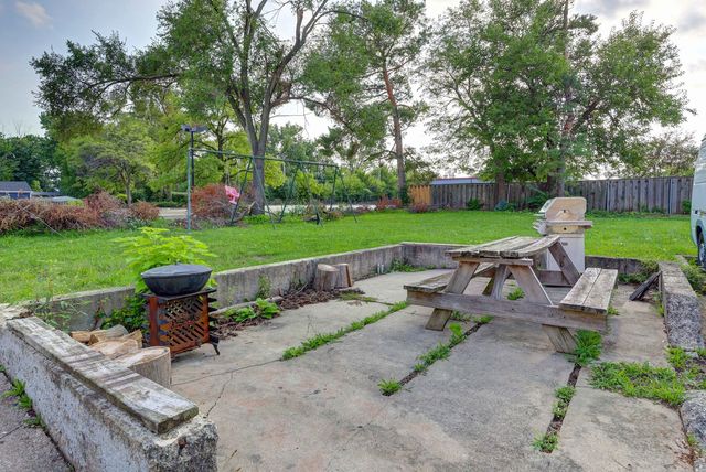 6 S Monterey Avenue B, Villa Park, IL 60181