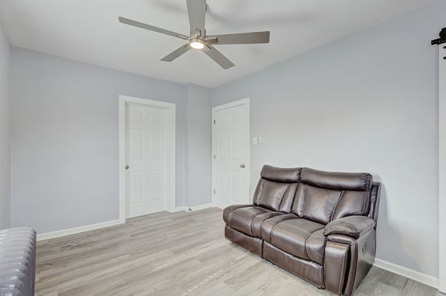6 S Monterey Avenue B, Villa Park, IL 60181