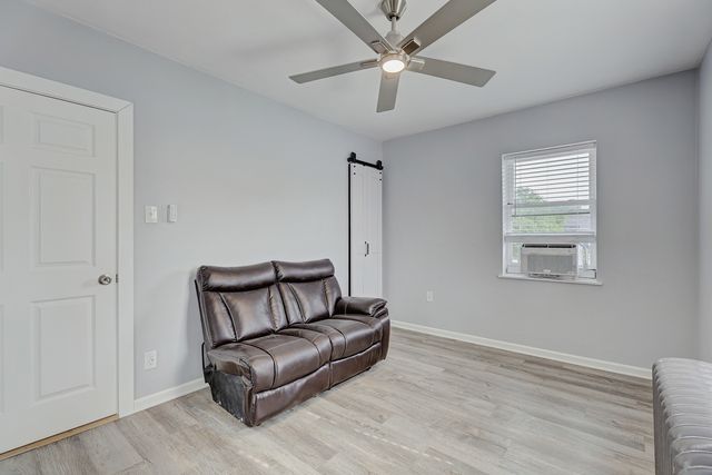 6 S Monterey Avenue B, Villa Park, IL 60181