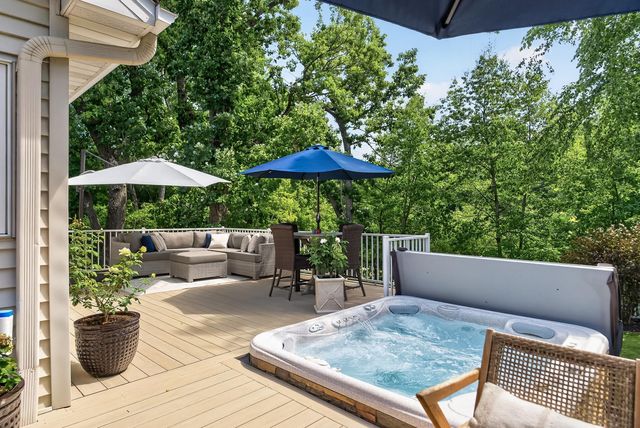 506 Hawthorne Woods Drive, Eagan, MN 55123
