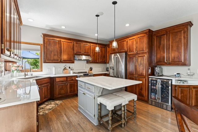 506 Hawthorne Woods Drive, Eagan, MN 55123