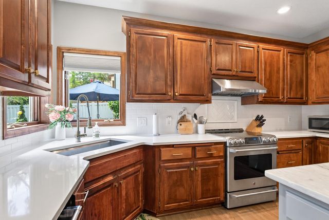 506 Hawthorne Woods Drive, Eagan, MN 55123