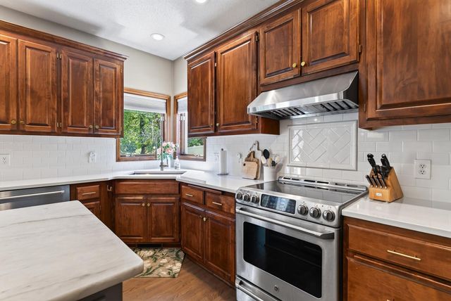 506 Hawthorne Woods Drive, Eagan, MN 55123