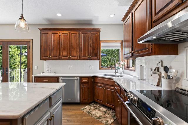 506 Hawthorne Woods Drive, Eagan, MN 55123