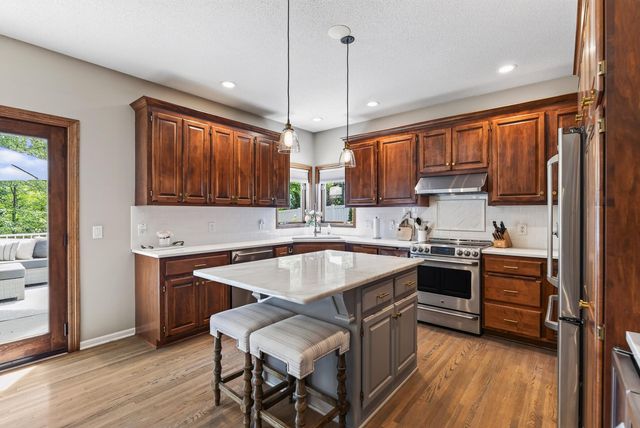 506 Hawthorne Woods Drive, Eagan, MN 55123