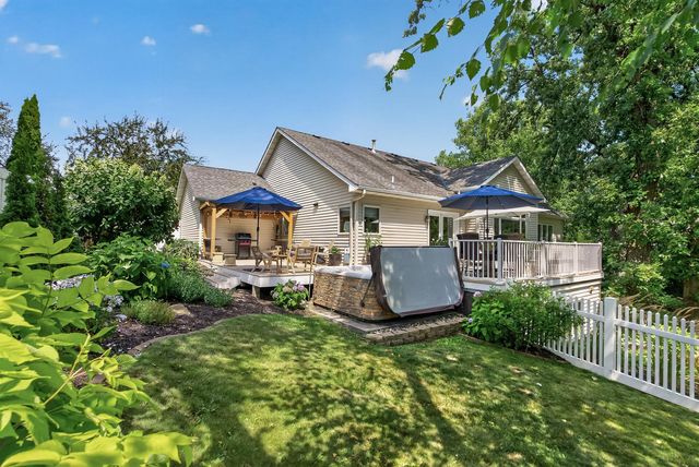 506 Hawthorne Woods Drive, Eagan, MN 55123