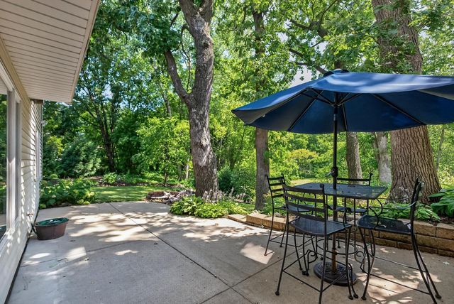 506 Hawthorne Woods Drive, Eagan, MN 55123