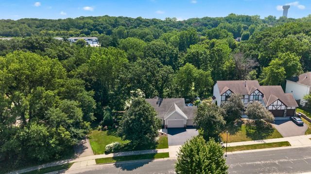 506 Hawthorne Woods Drive, Eagan, MN 55123