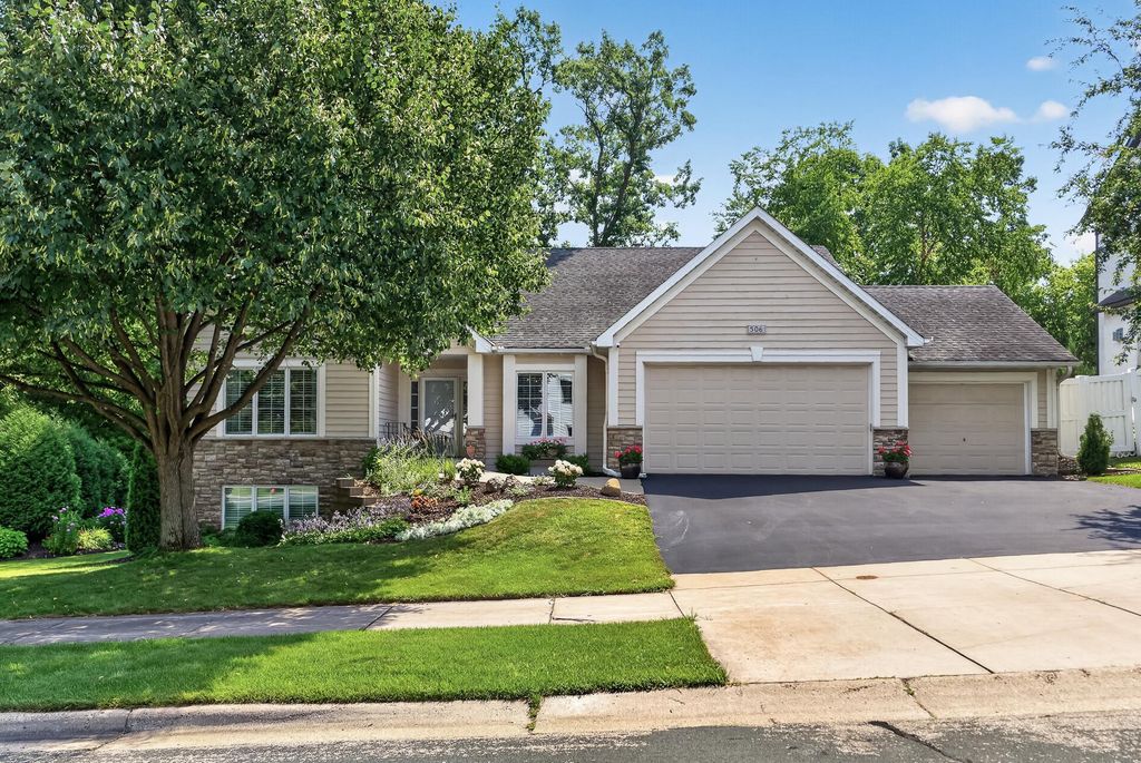 506 Hawthorne Woods Drive, Eagan, MN 55123