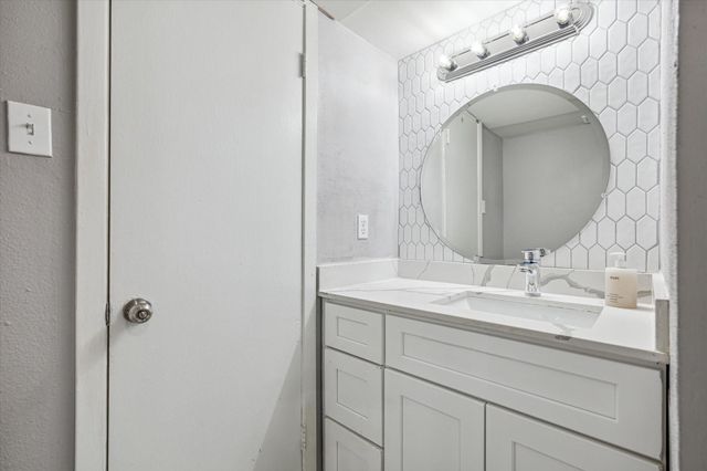 8211 Kingsbrook Road 205, Houston, TX 77024