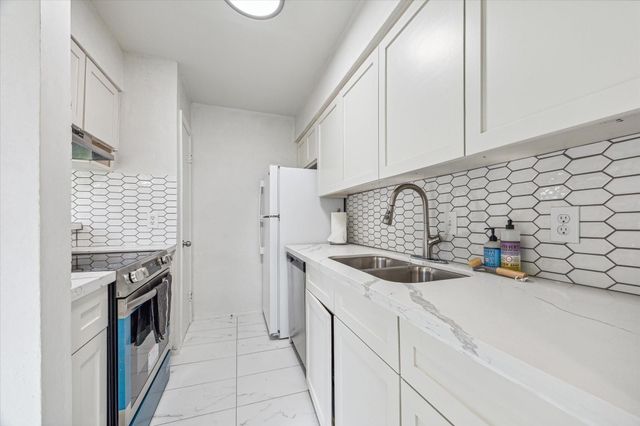 8211 Kingsbrook Road 205, Houston, TX 77024