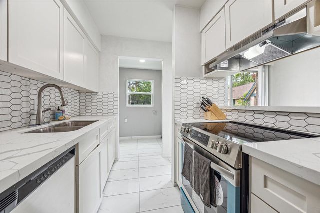 8211 Kingsbrook Road 205, Houston, TX 77024