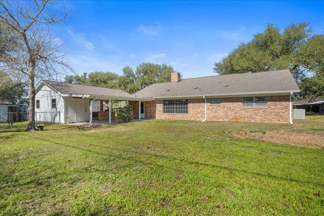 721 Concordia B Drive, Bellville, TX 77418
