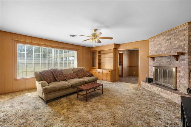 721 Concordia B Drive, Bellville, TX 77418