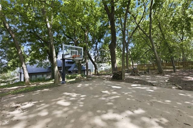 801 Fox Chase Court, Lawrence, KS 66049