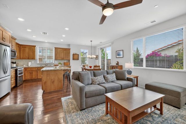 924 Lazy Trail Dr, Rocklin, CA 95765
