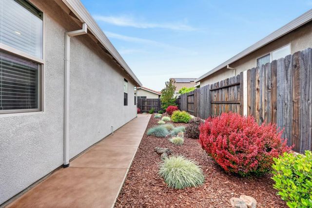 924 Lazy Trail Dr, Rocklin, CA 95765