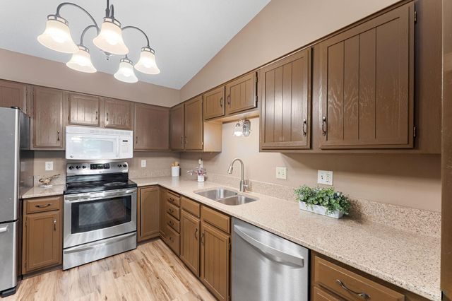 6121 Creek View Trail, Minnetonka, MN 55345