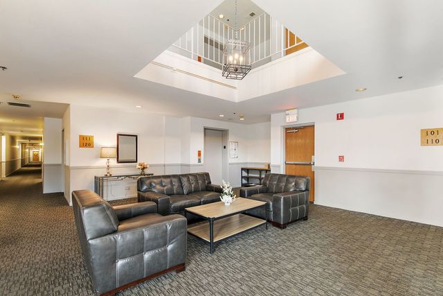 805 Leicester Road 211, Elk Grove Village, IL 60007