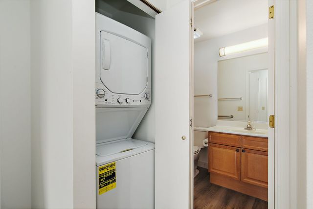 805 Leicester Road 211, Elk Grove Village, IL 60007