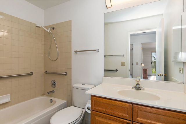 805 Leicester Road 211, Elk Grove Village, IL 60007