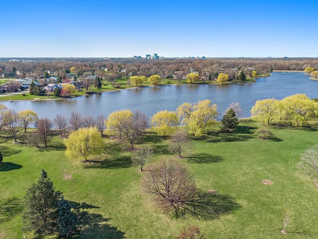 805 Leicester Road 211, Elk Grove Village, IL 60007