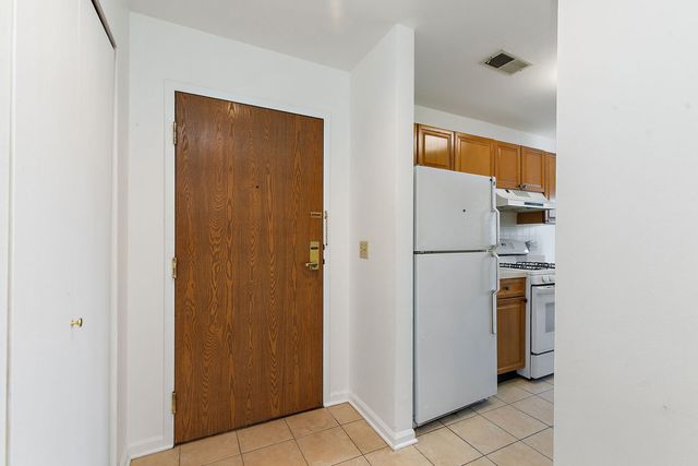 805 Leicester Road 211, Elk Grove Village, IL 60007