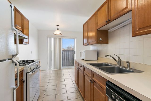 805 Leicester Road 211, Elk Grove Village, IL 60007