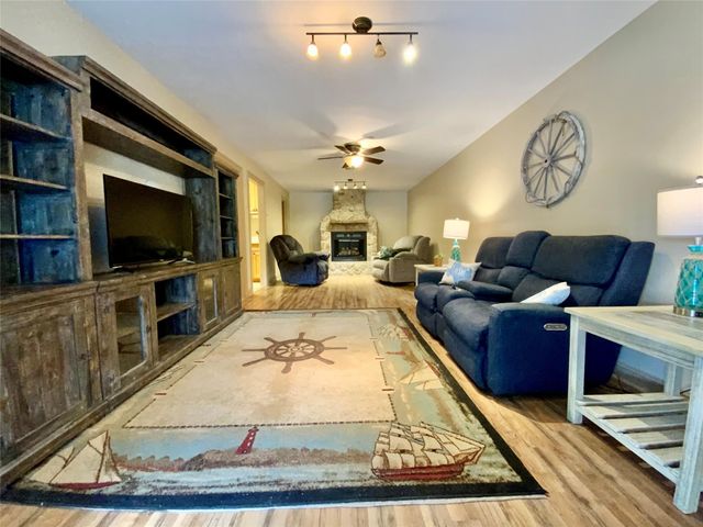 934 N Fm 356, Onalaska, TX 77360