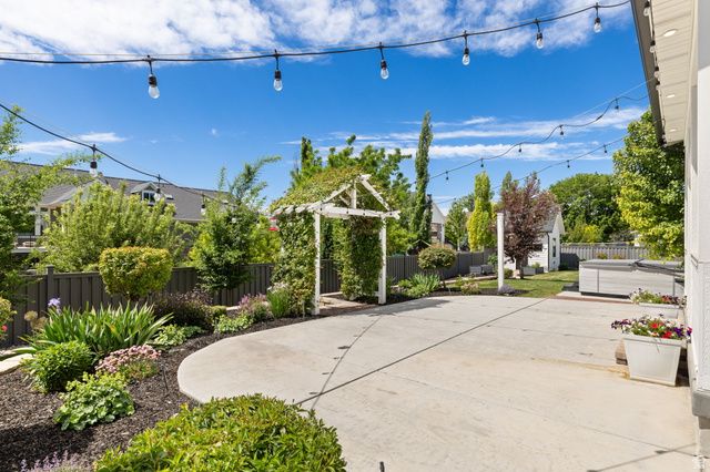 657 W BROKEN B LN, Kaysville, UT 84037