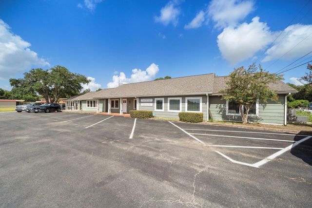 1609 N Richmond Road, Wharton, TX 77488