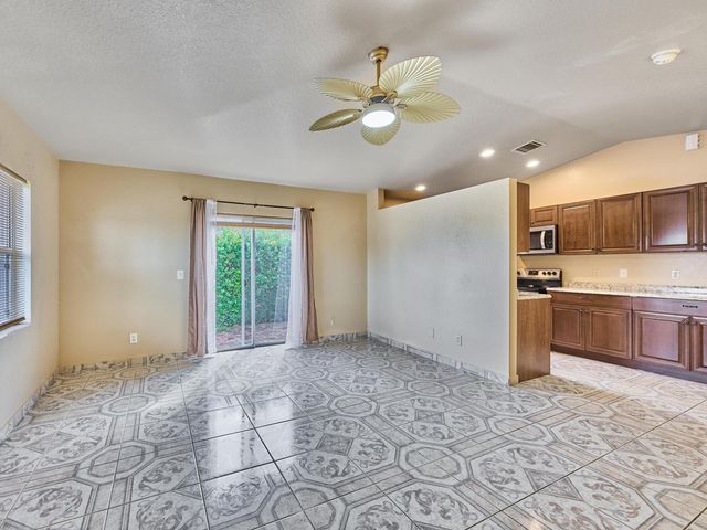 556 E Ridge Cir Circle N, Boynton Beach, FL 33435