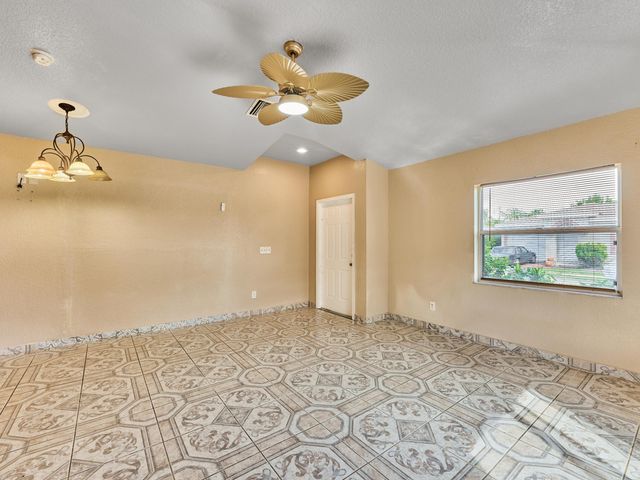 556 E Ridge Cir Circle N, Boynton Beach, FL 33435