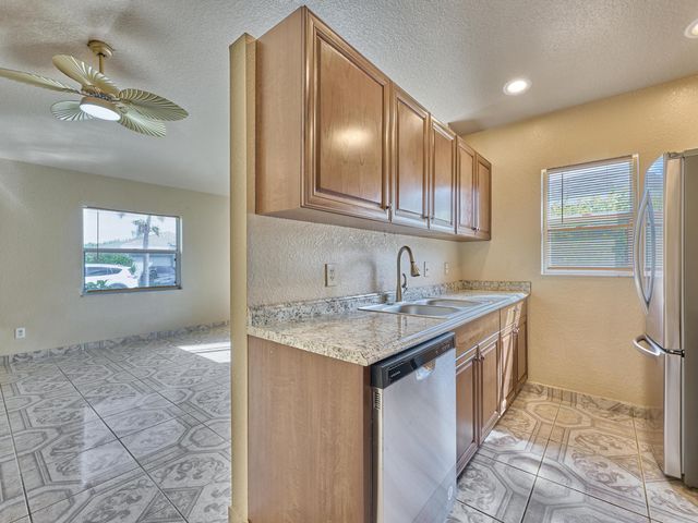 556 E Ridge Cir Circle N, Boynton Beach, FL 33435