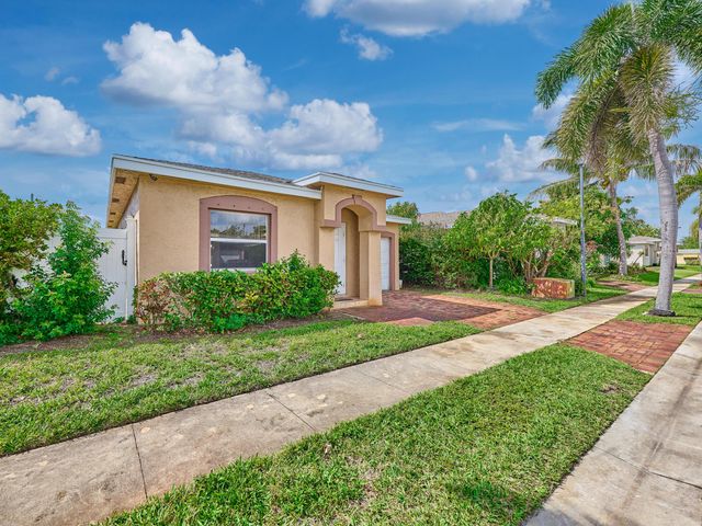 556 E Ridge Cir Circle N, Boynton Beach, FL 33435