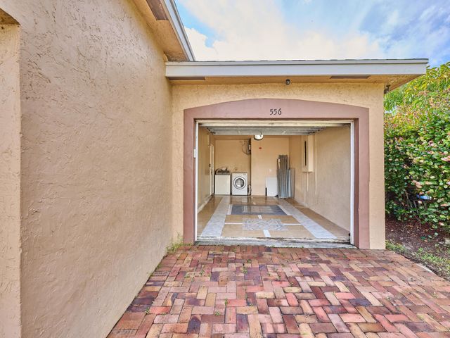 556 E Ridge Cir Circle N, Boynton Beach, FL 33435