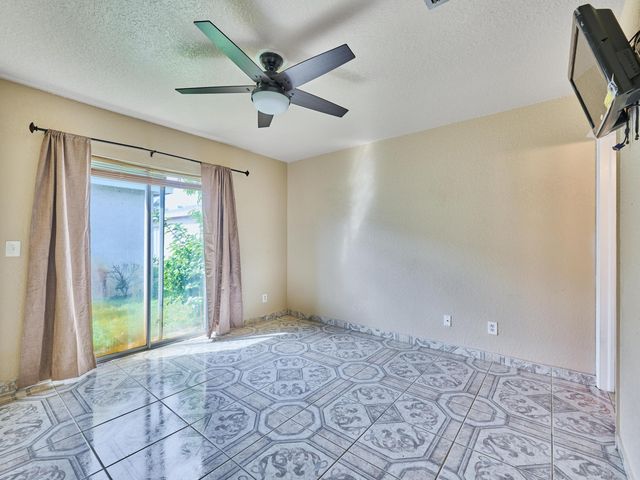 556 E Ridge Cir Circle N, Boynton Beach, FL 33435