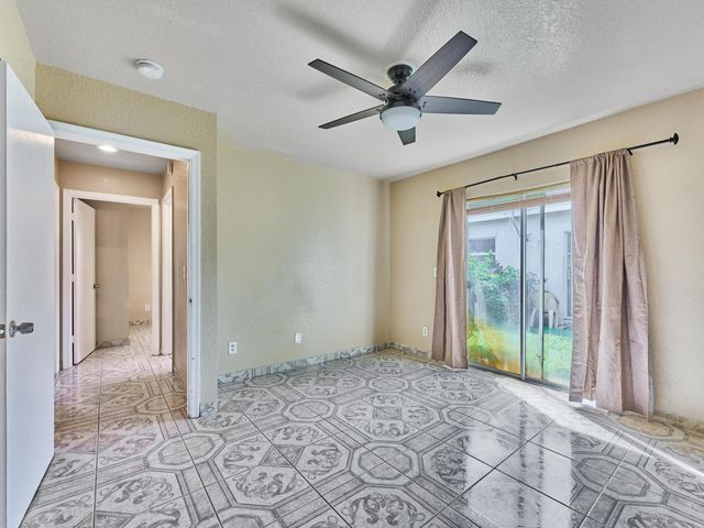 556 E Ridge Cir Circle N, Boynton Beach, FL 33435