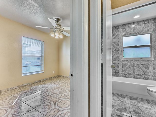 556 E Ridge Cir Circle N, Boynton Beach, FL 33435