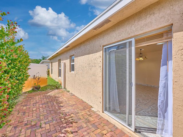 556 E Ridge Cir Circle N, Boynton Beach, FL 33435