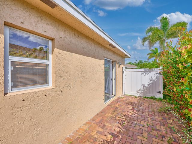 556 E Ridge Cir Circle N, Boynton Beach, FL 33435