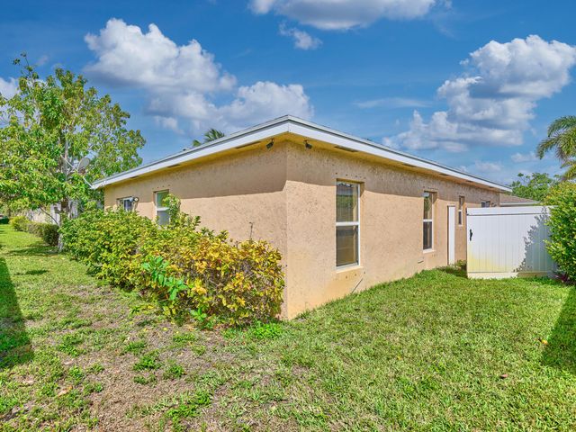 556 E Ridge Cir Circle N, Boynton Beach, FL 33435