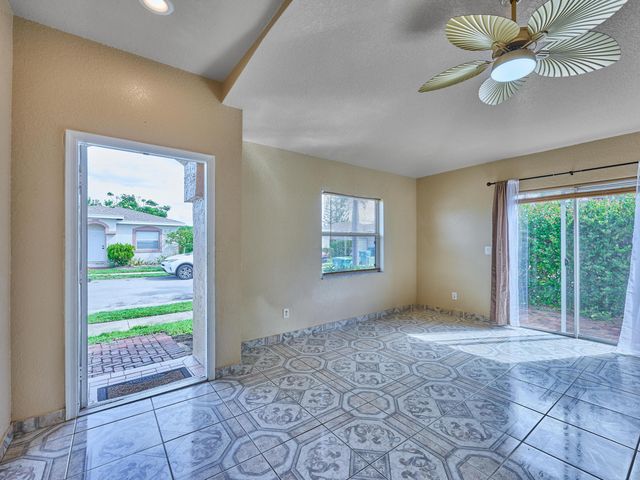 556 E Ridge Cir Circle N, Boynton Beach, FL 33435
