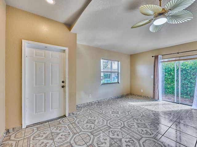 556 E Ridge Cir Circle N, Boynton Beach, FL 33435